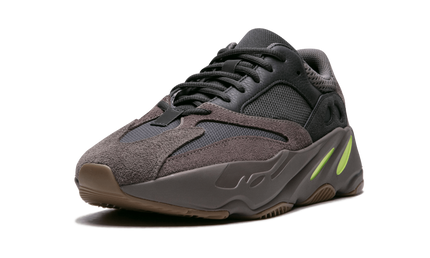 Dames sneakers Yeezy Boost 700 "Mauve" van Mijn winkel met grijze en mauve tinten, zichtbaar met dikke zool en sportieve stijl