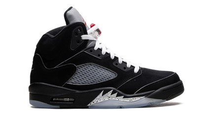 Zwarte Air Jordan 5 Retro OG "Black Metallic Reimagined" sneakers met glanzende metallic details en iconisch design.