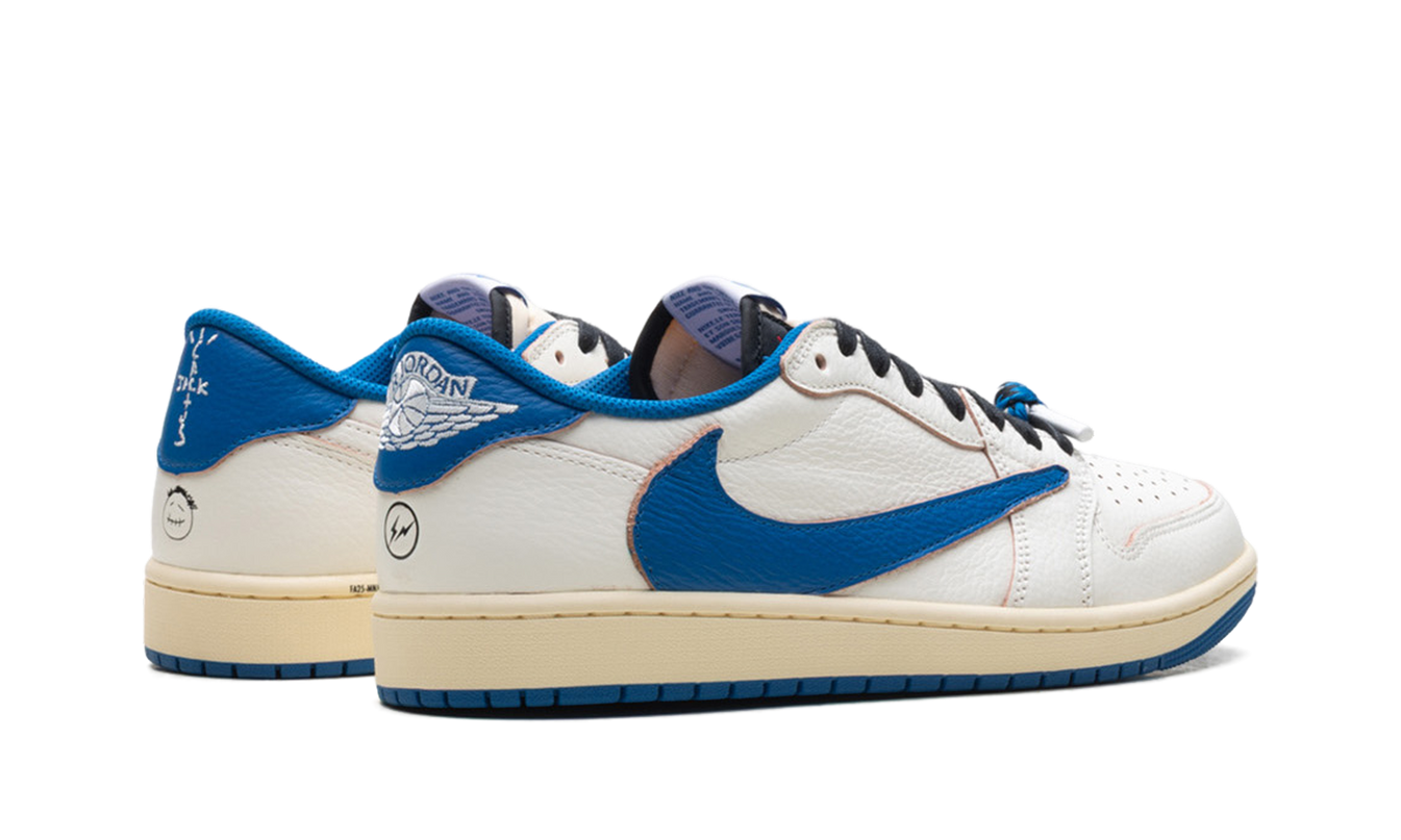 Lichte Air Jordan 1 Low schoenen van Travis Scott en Fragment in Sail kleur, met leren en mesh details.