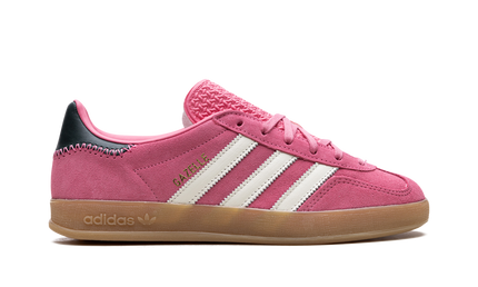 Dames Adidas Gazelle Indoor schoenen in Rose Tone en Collegiate Green, met witte zool en groene details.