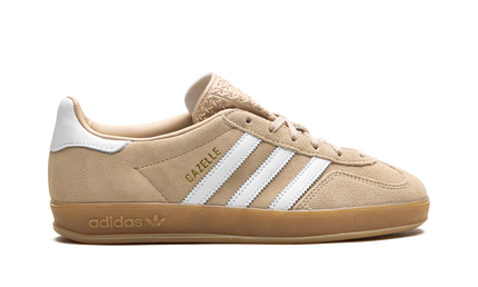 Dames Adidas Gazelle Indoor schoenen in Magic Beige, close-up van de witte en beige sportschoenen op een neutrale achtergrond