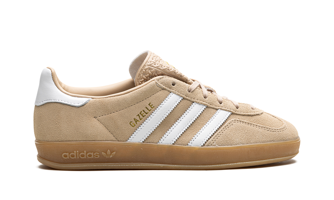 Dames Adidas Gazelle Indoor schoenen in Magic Beige, close-up van de witte en beige sportschoenen op een neutrale achtergrond