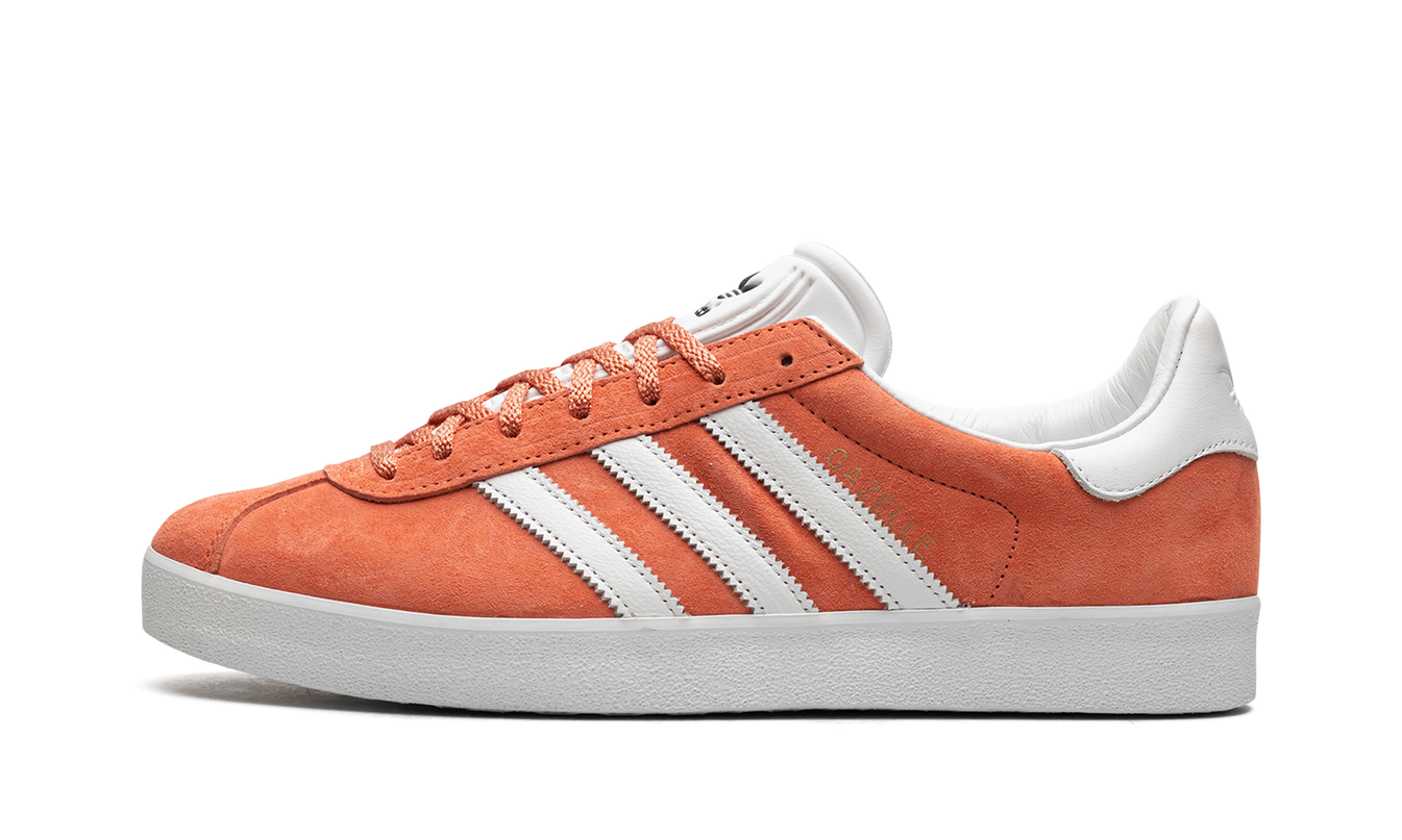 Oranje en witte Adidas Gazelle 85 schoenen met leren bovenkant en witte zool, comfortabel en stijlvol voor dagelijks gebruik