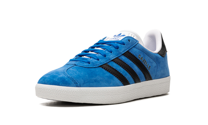 Blauwe Adidas Gazelle sneakers voor dames, zichtbare details en witte zolen, stijlvolle schoenen van Adidas.