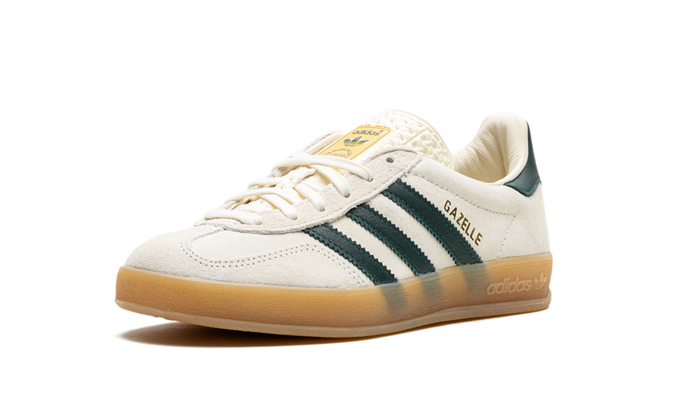 Adidas Gazelle indoor schoenen in crème wit en groen met gumzool, casual en sportief ontwerp, zichtbaar op de afbeelding