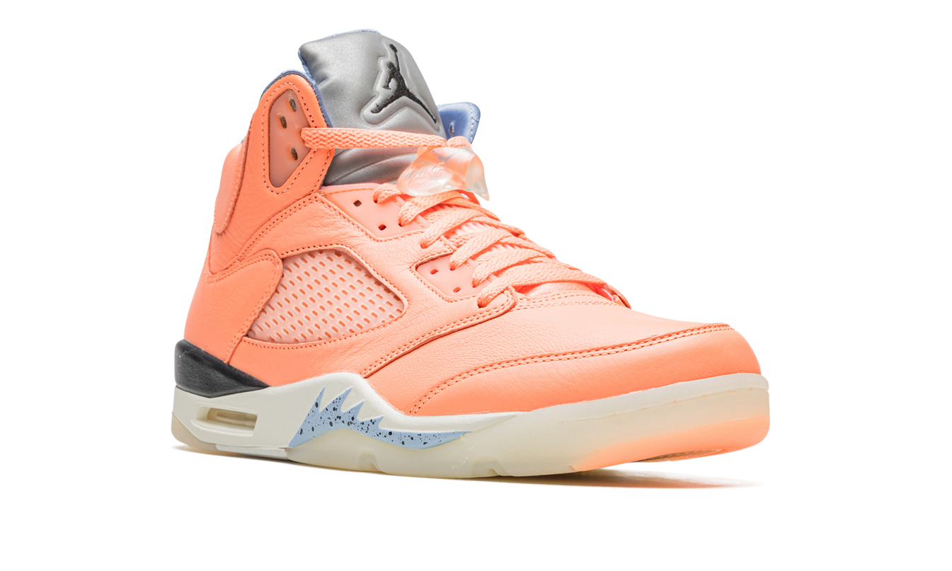 Crimson Bliss Air Jordan 5 Retro sneakers met rood en zwart design, zichtbaar met gedetailleerde leren bovenkant en witte zool.