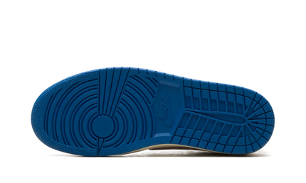 Lichte Air Jordan 1 Low Travis Scott Fragment Sail schoenen met witte en beige details, geschikt voor casual en streetwear.