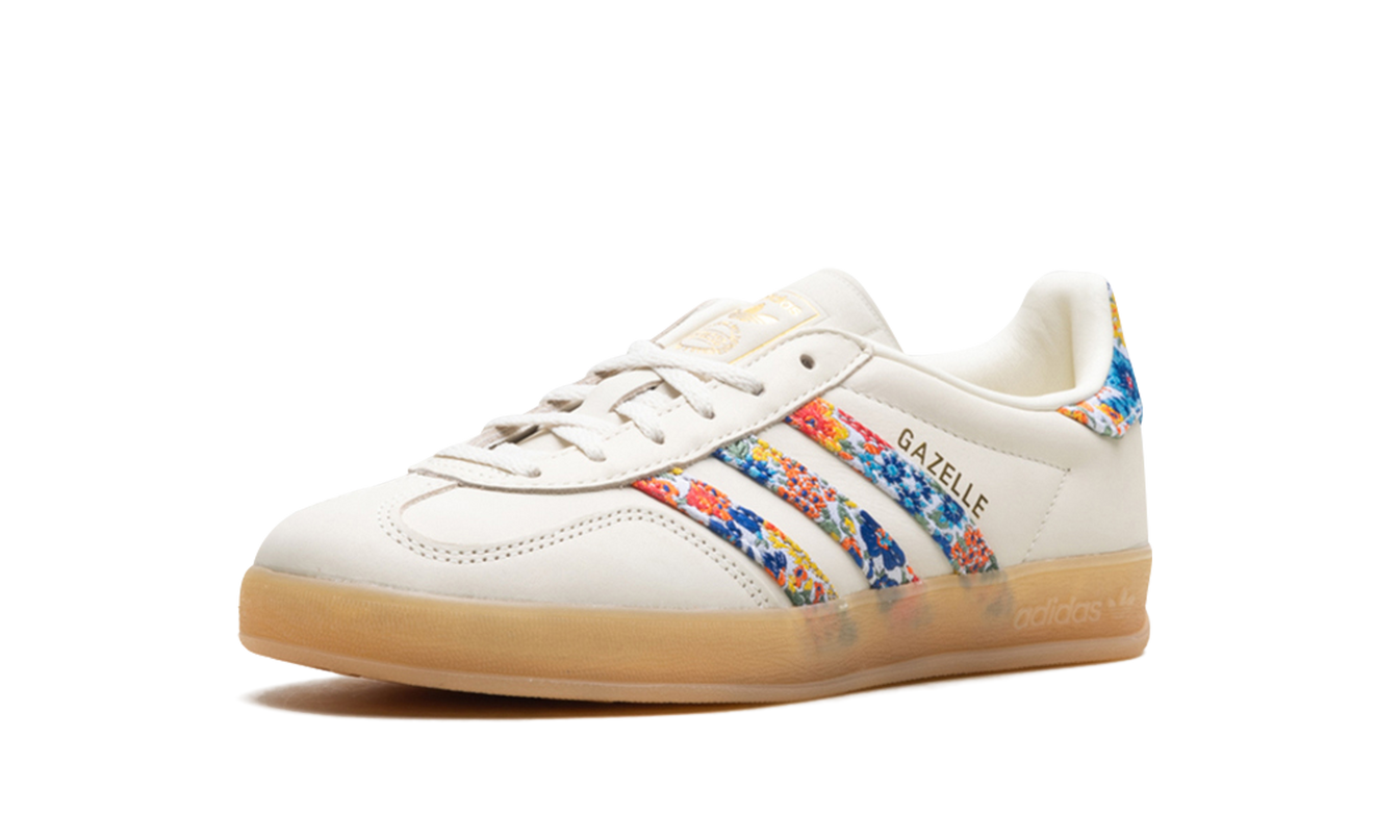 Dames Adidas Gazelle Indoor schoenen met Liberty London bloemendessin, wit met kleurrijke bloemen en groene accenten.