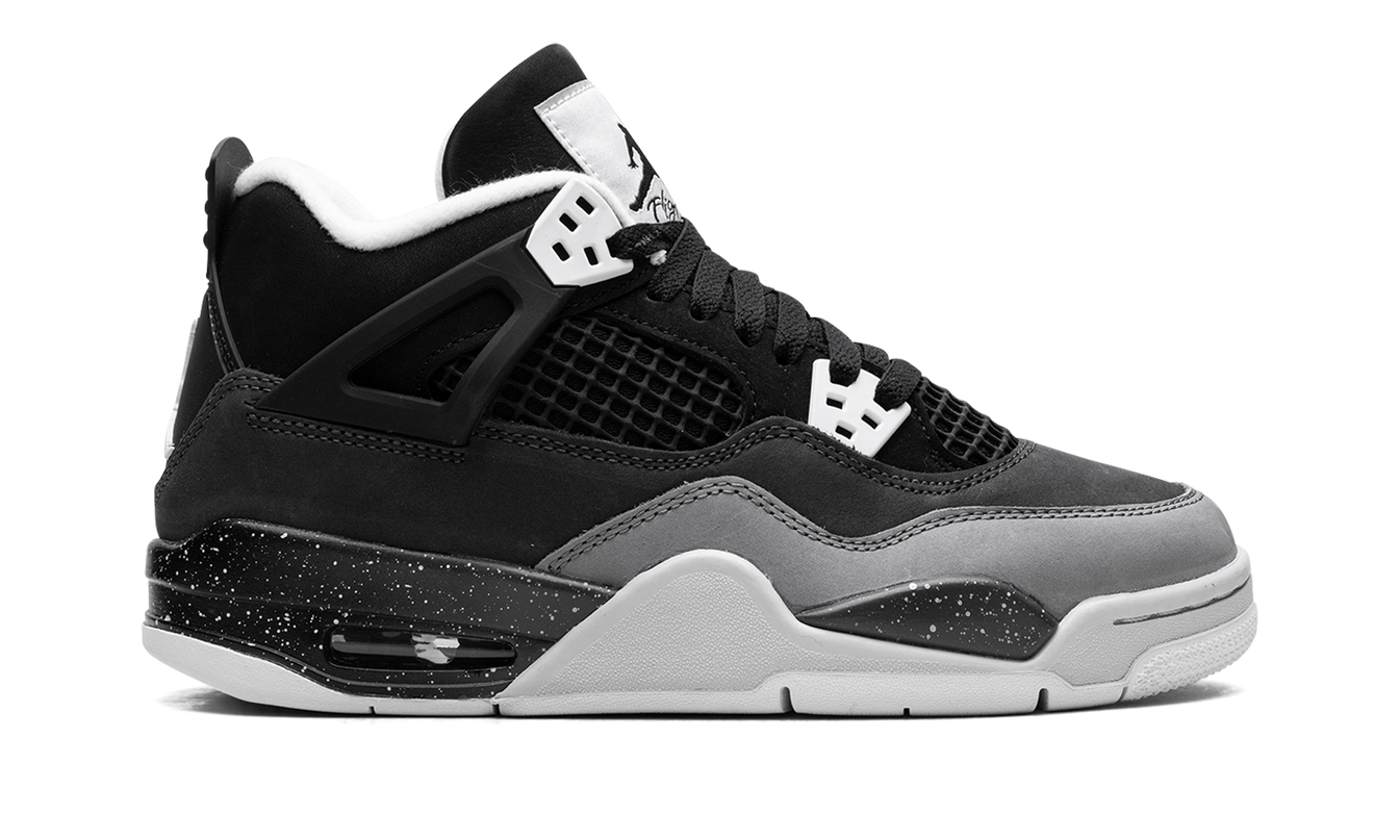Sneakers Air Jordan 4 GS "Fear" van Mijn winkel, donkergekleurde sportschoenen met stijle details en stevige zool.