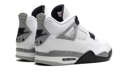 Witte Air Jordan 4 OG schoenen met cementpatroon en zwart detail, iconisch design en Nike Air branding zichtbaar.