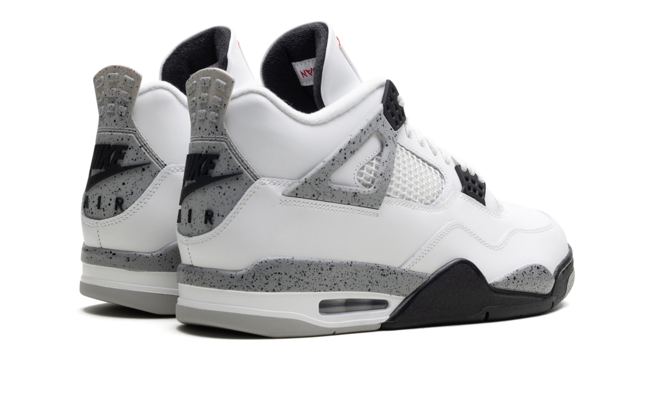 Witte Air Jordan 4 OG schoenen met cementpatroon en zwart detail, iconisch design en Nike Air branding zichtbaar.
