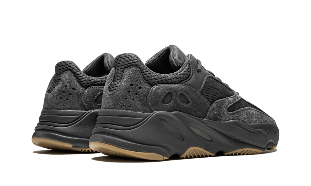 Zwarte Yeezy Boost 700 sneakers van Mijn winkel met dikke zool en sportieve uitstraling, zichtbaar in de afbeelding.