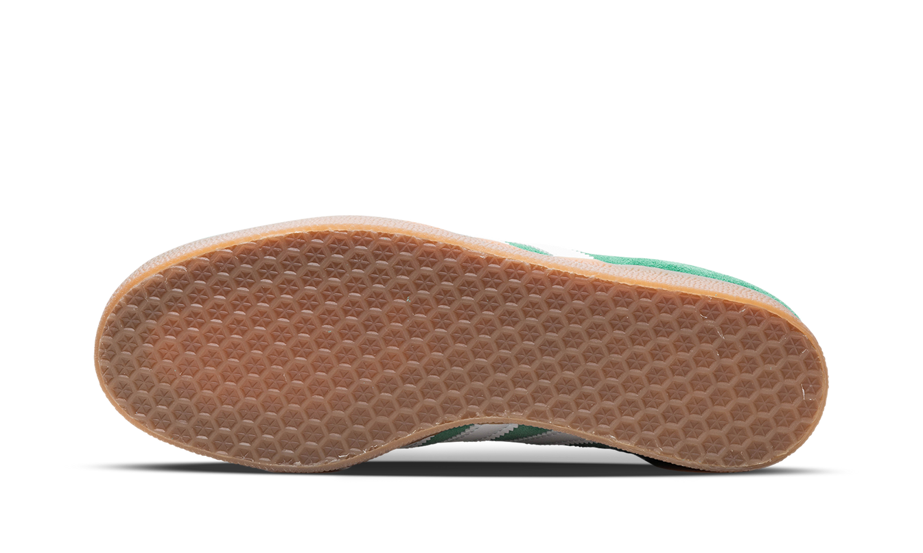 Groene Adidas Gazelle schoenen met gumzool, zwart en groen ontwerp, zichtbaar van de zijkant.