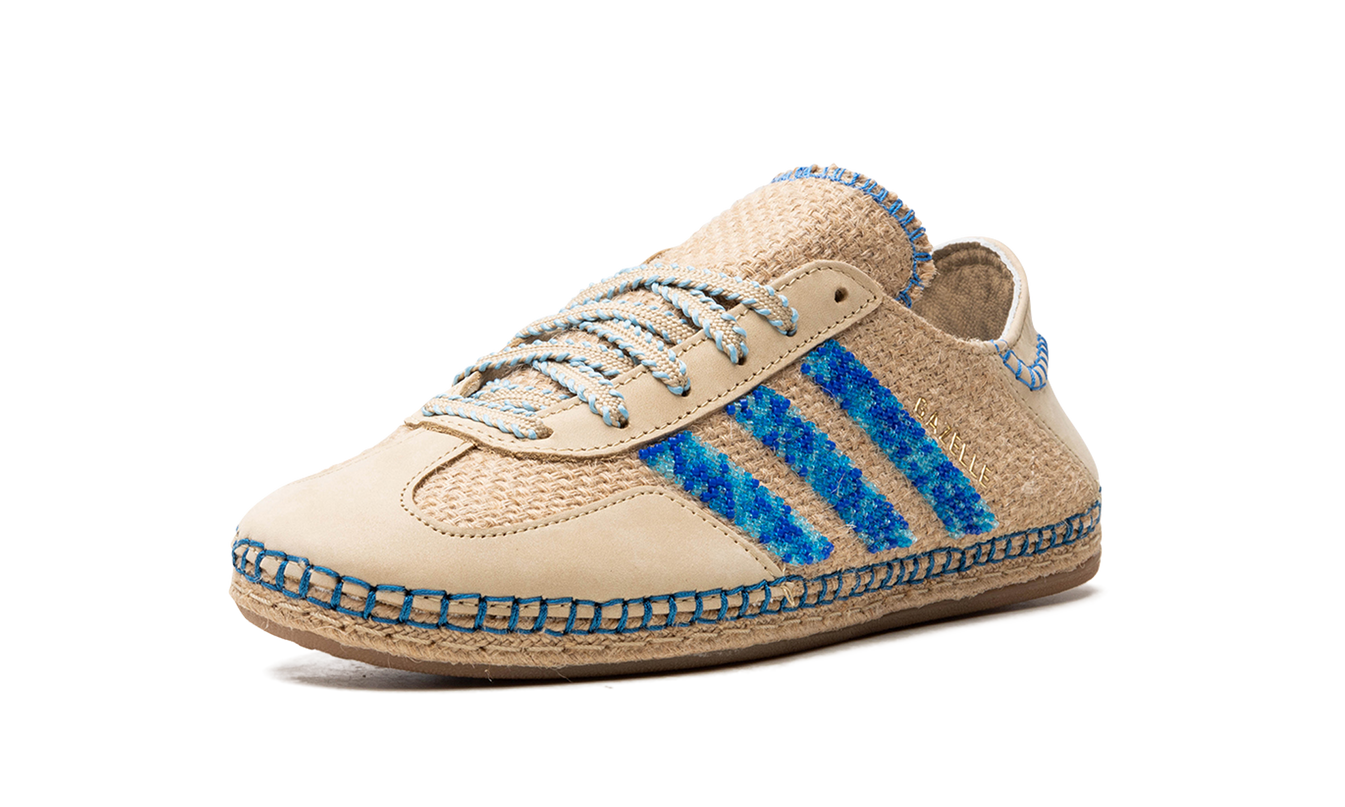 Adidas Gazelle sneakers van CLOT in linnen khaki en lichtblauw, zichtbaar met details van de schoenen en textuur.