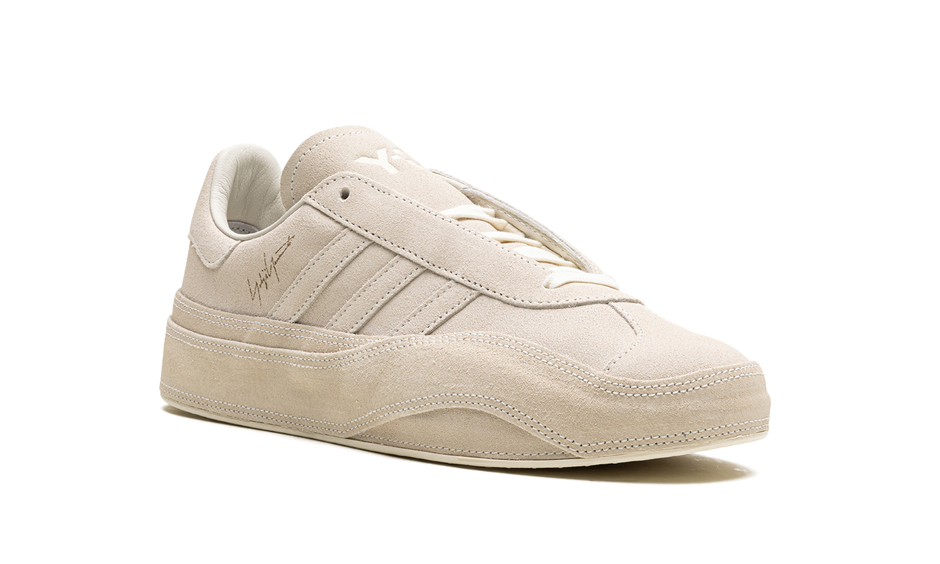 Lichte Adidas Gazelle Y-3 sneakers in zwart met witte details, ontworpen voor comfort en stijl.