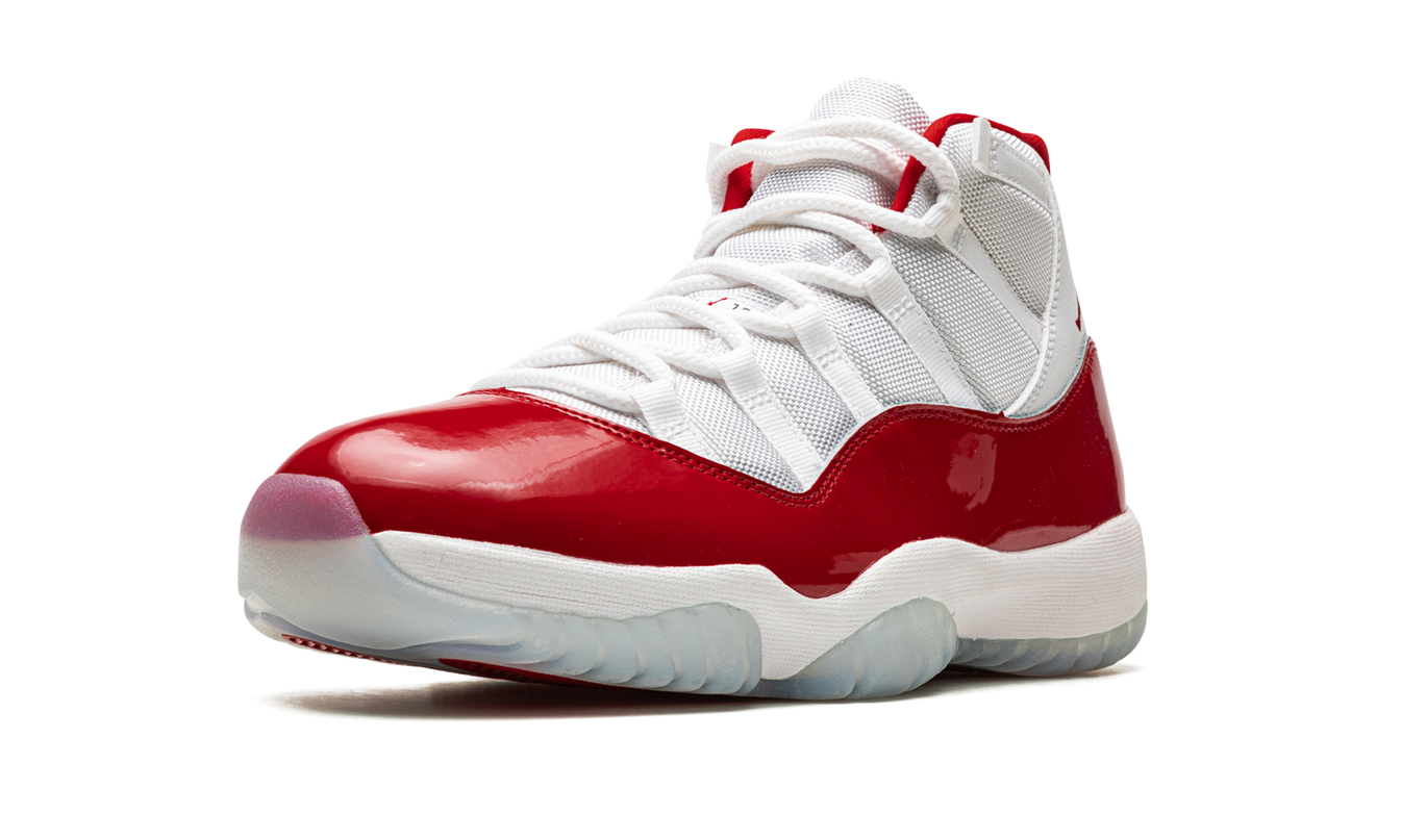 Zwarte Air Jordan 11 "Cherry 2022" sneakers met glanzende afwerking en rode accenten, zichtbaar in de afbeelding.