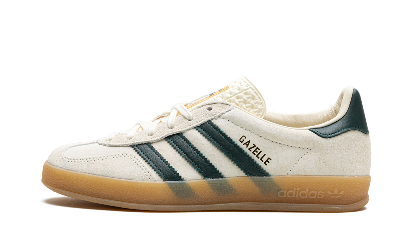 Adidas Gazelle Indoor schoenen in Cream White met groene details en gumzool, stijlvolle sportschoenen voor binnen.