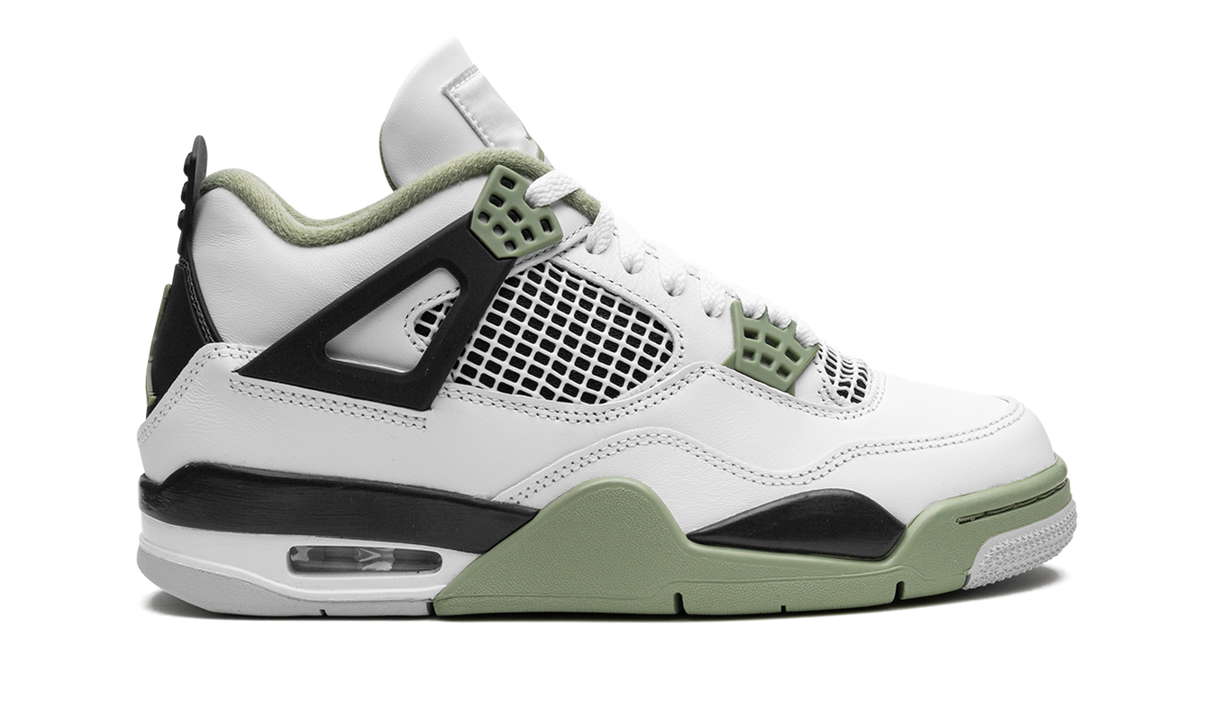 Witte en groene Air Jordan 4 Retro WMNS sneakers met groene details en witte leren bovenkant, sportieve schoenen voor dames