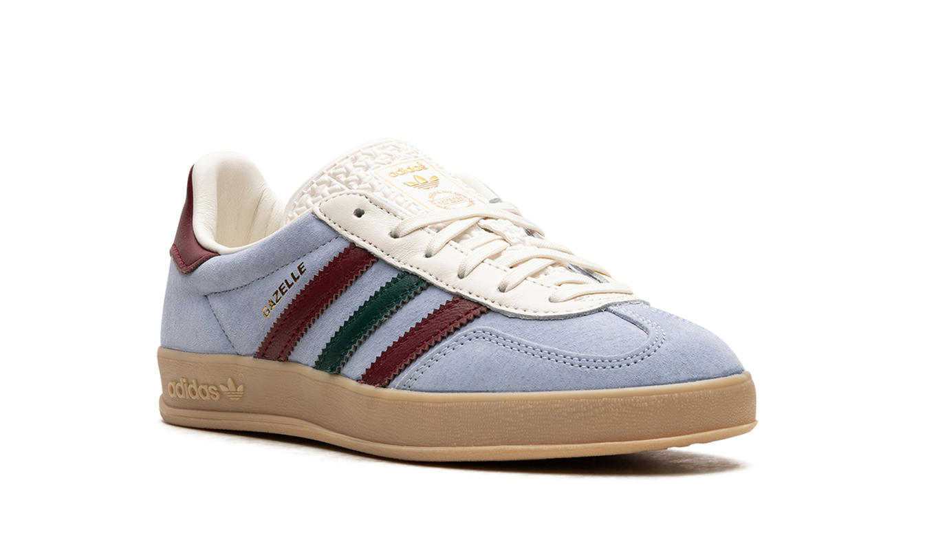 Blauwe Adidas Gazelle Indoor sneakers met witte zool en suède bovenkant, sportief en comfortabel voor binnen sporten.