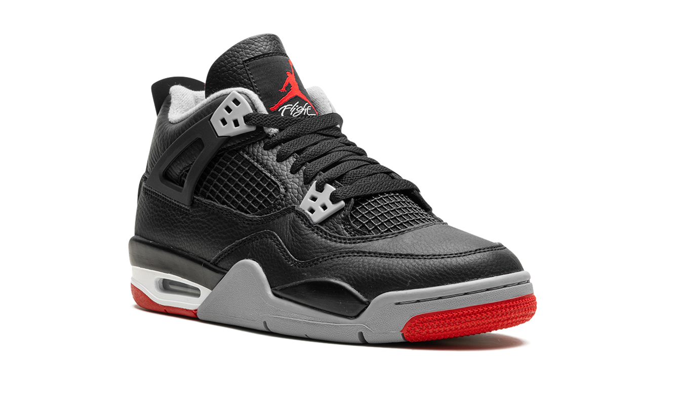 Zwarte Air Jordan 4 GS "Bred Reimagined" schoenen met rode details en witte zool, ontworpen door Mijn winkel.