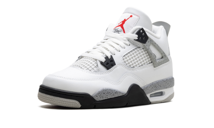 Witte Air Jordan 4 Retro GS schoenen met cementkleurige details en zwart accenten, zichtbaar in de afbeelding.