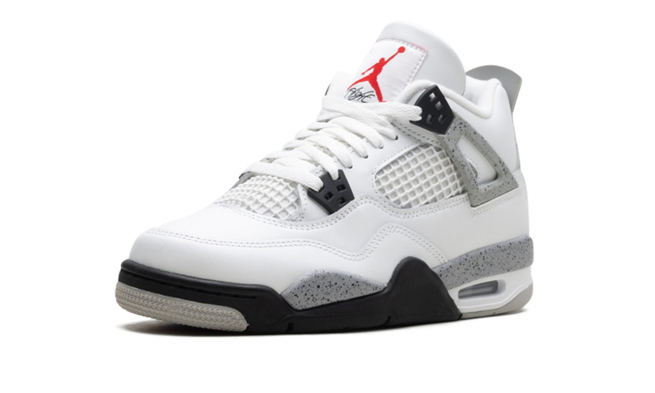 Witte Air Jordan 4 Retro GS schoenen met cementkleurige details en zwart accenten, zichtbaar in de afbeelding.