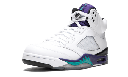 Zwarte Air Jordan 5 Retro "Grape" sneakers met paarse en groene details, zichtbaar van de zijkant.