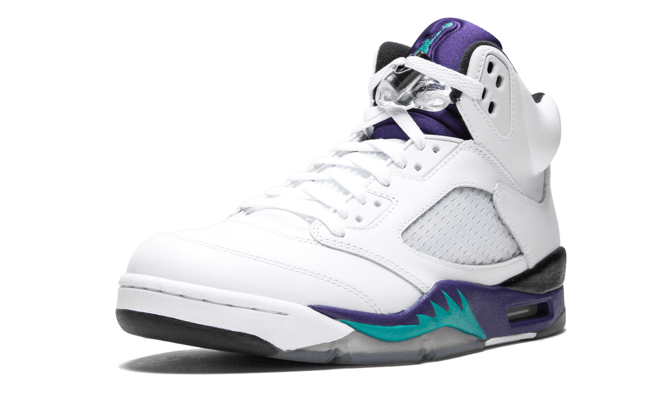 Zwarte Air Jordan 5 Retro "Grape" sneakers met paarse en groene details, zichtbaar van de zijkant.