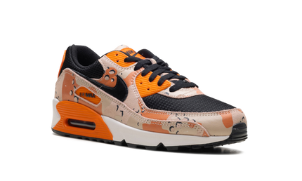 Nike Air Max 90 Premium schoenen in Bio Beige, Safety Orange, Phantom en Zwart, met kenmerkende Nike dempingszool.