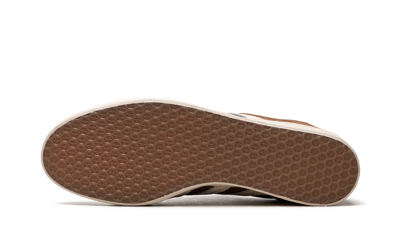 Bruine Adidas Gazelle schoenen met leren bovenwerk en witte zool, stijlvolle sneakers voor heren en dames.