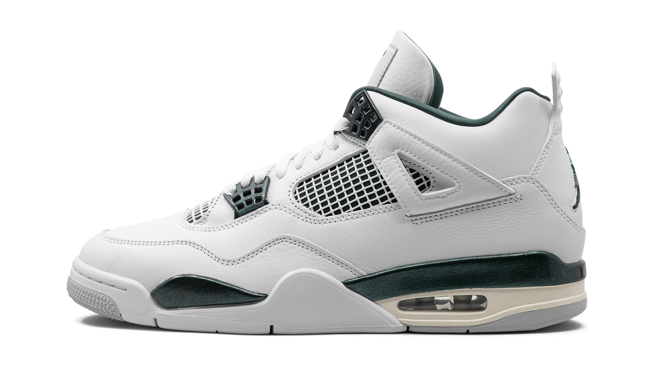 Lichte groene Air Jordan 4 schoenen met zwart detail en witte zool, stijlvol en sportief design.