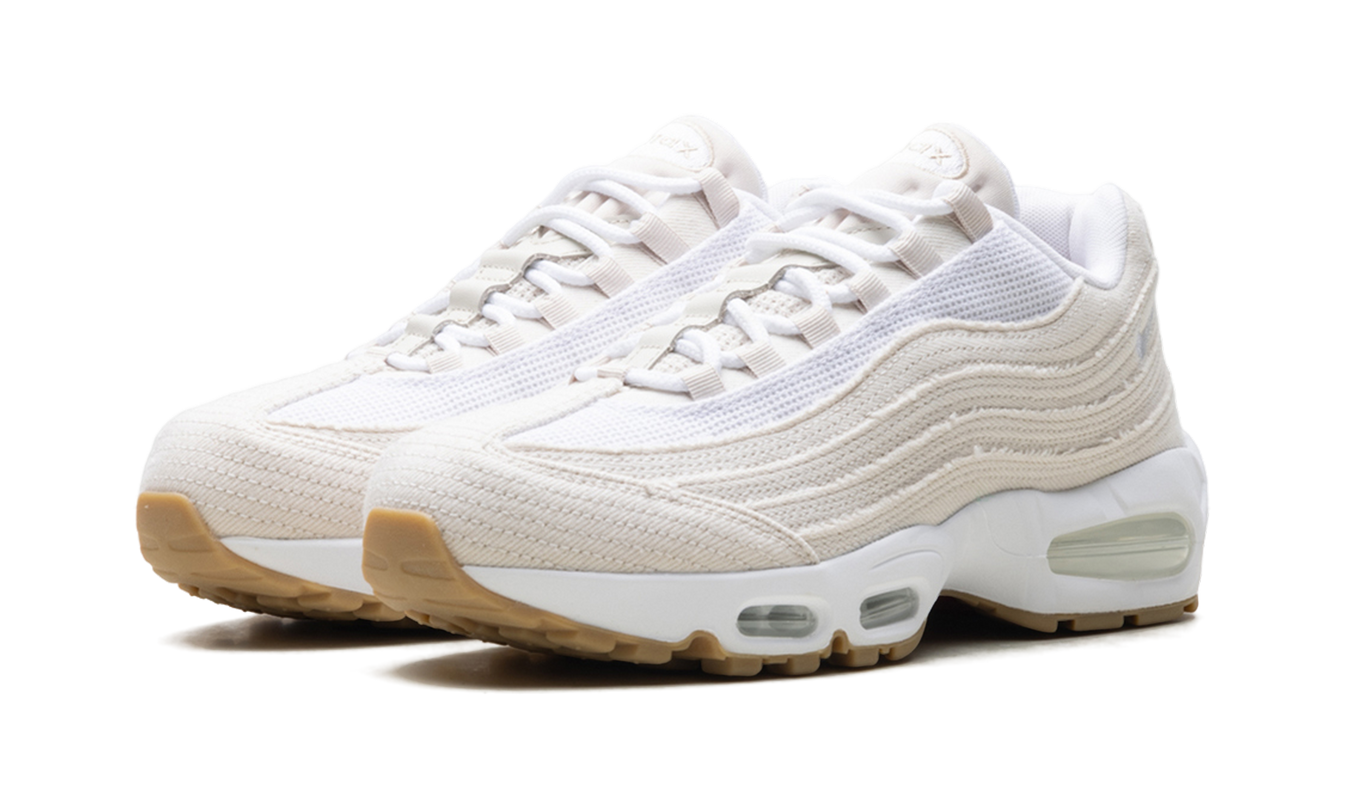 Lichte orewood bruine Nike Air Max 95 OG schoenen met Levi's denim details en witte zool, getoond in close-up.