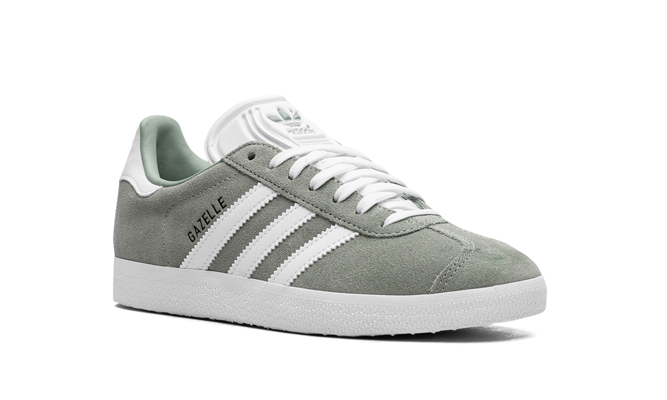 Zilveren en groene Adidas Gazelle damesschoenen met witte details, zichtbaar van voren op een witte achtergrond