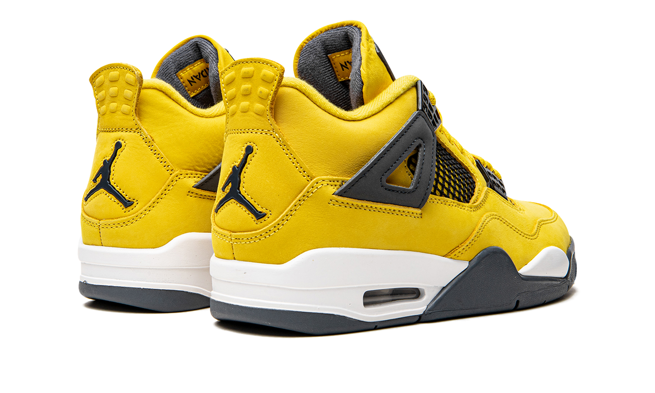 Lichtgele Air Jordan 4 Retro sneakers met zwarte details en witte zool, ontworpen door Mijn winkel.