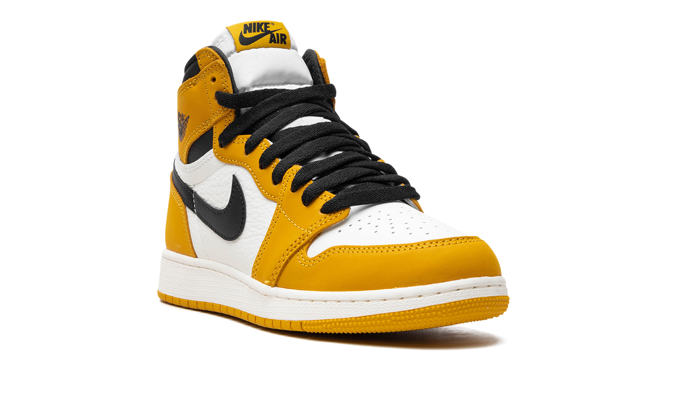 Lichte gele en zwarte Air Jordan 1 Retro High OG GS sneakers met leren bovenwerk en contrasterende details.