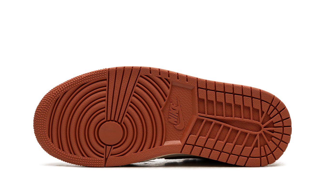 Witte en terracotta Air Jordan 1 HIGH OG WMNS sneakers met leren details en high-top ontwerp van Mijn winkel.