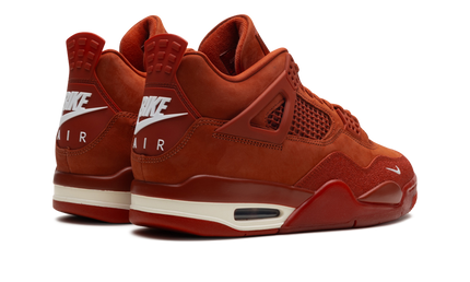 Zwarte Air Jordan 4 OG schoenen "Nigel Sylvester - Brick by Brick" met rode accenten en witte details, zichtbaar in de afbeelding.