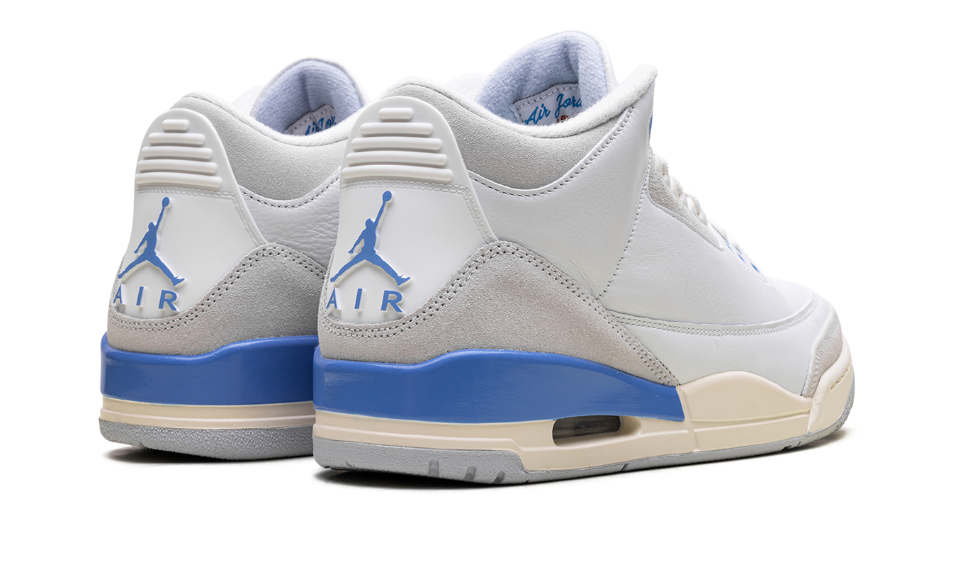Witte Air Jordan 3 sneakers met zwarte en oranje details, ontworpen door Mijn winkel, zichtbaar op de afbeelding.