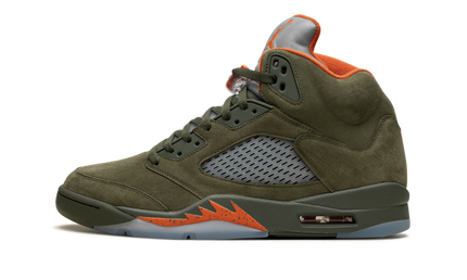 Olivengrijze Air Jordan 5 OG sneakers van Mijn winkel, zicht van de zijkant met kenmerkende details en ontwerp.