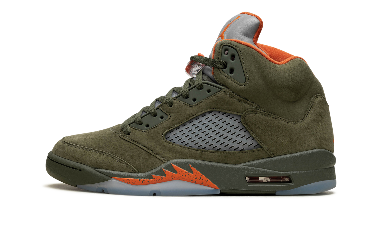 Olivengrijze Air Jordan 5 OG sneakers van Mijn winkel, zicht van de zijkant met kenmerkende details en ontwerp.