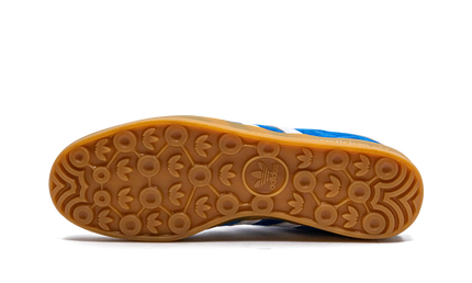 Blauwe Adidas Gazelle Indoor schoenen voor heren, geschikt voor binnenbanen, met witte details en suède bovenwerk.