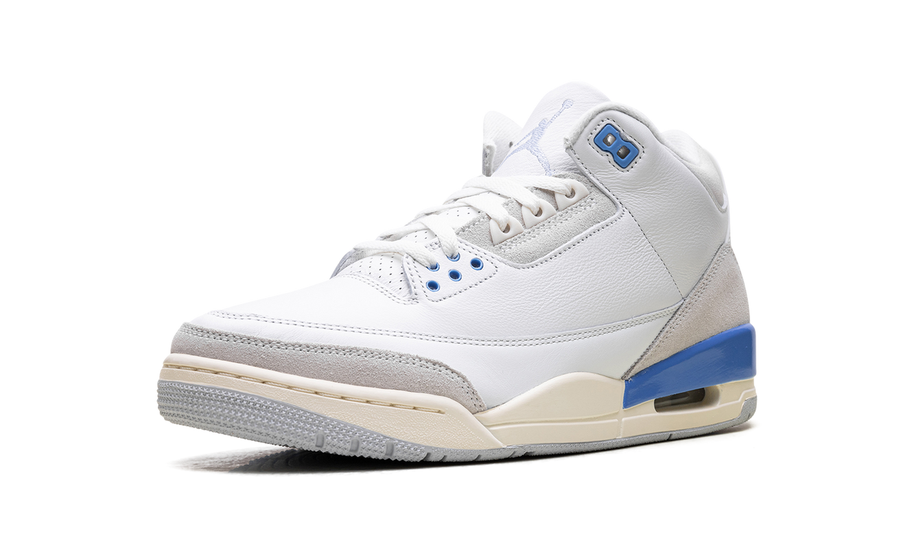 Zwarte Air Jordan 3 sneakers met oranje en groene details, zichtbaar op de afbeelding.
