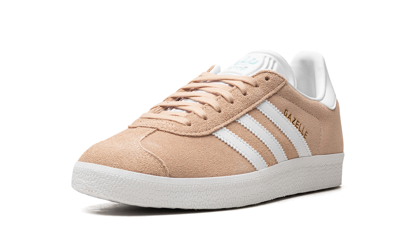 Dames sneakers Adidas Gazelle WMNS "Halo Blush" in roze en beige met leren details en witte zolen, zichtbaar op de afbeelding.