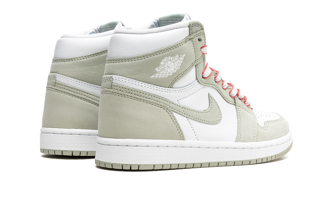 Lucht Jordan 1 HIGH OG WMNS Seafoam schoenen met groene en witte details, hoge sneaker voor dames.