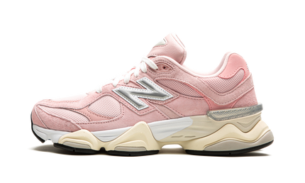 Witte en roze New Balance 9060 schoenen met roze accenten en witte zool, getoond op een witte achtergrond