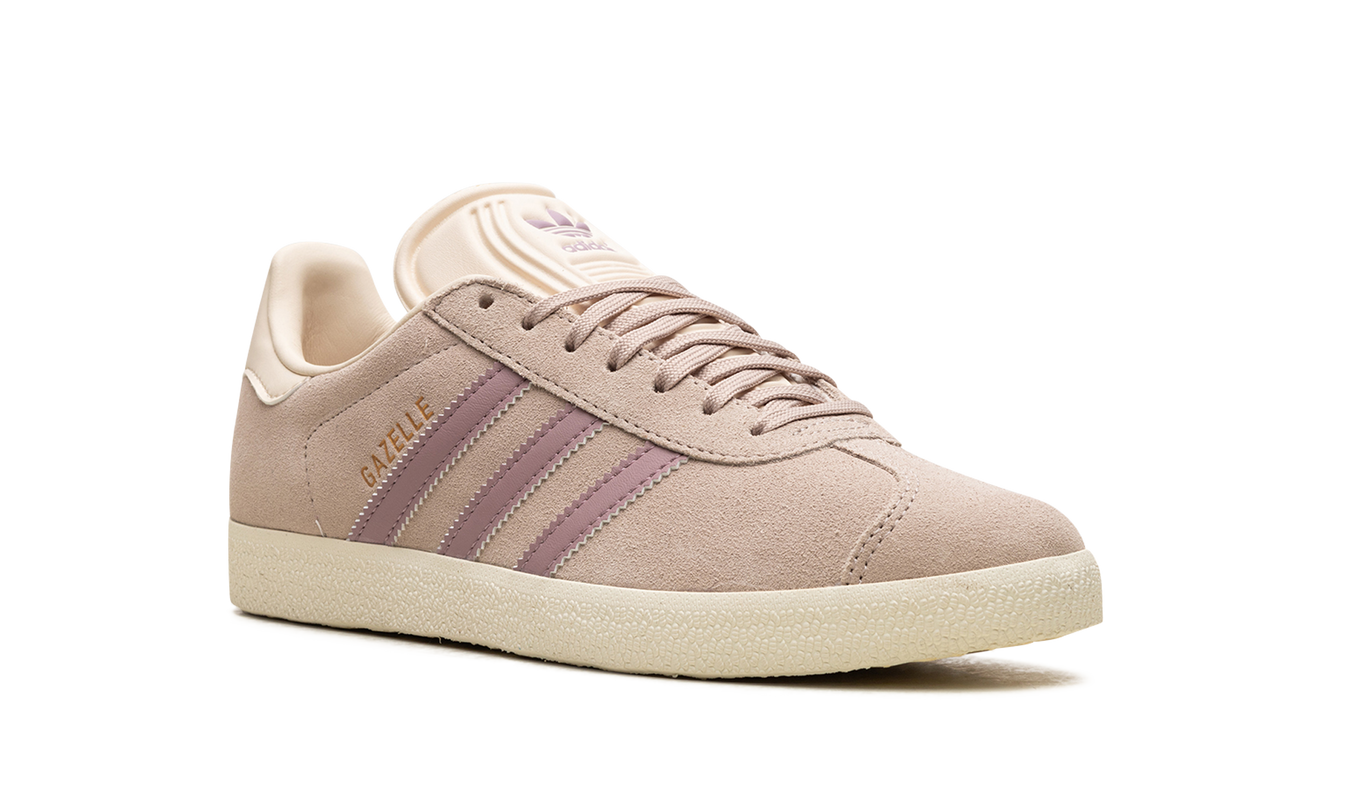 Witte Adidas Gazelle damesschoenen "Wontau" met blauwe details en witte zool, gemaakt voor stijlvolle en comfortabele pasvorm.