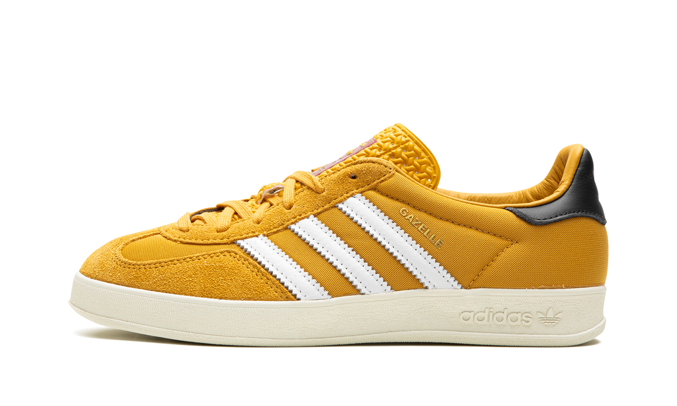 Geel Adidas Gazelle indoor schoenen voor dames, comfortabele sneakers met leren bovenwerk en sportieve uitstraling.