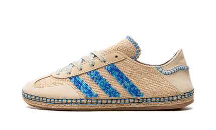 Linnen khaki en lichtblauwe Adidas Gazelle schoenen met CLOT branding, zichtbaar op de afbeelding.