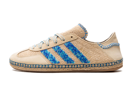 Linnen khaki en lichtblauwe Adidas Gazelle schoenen met CLOT branding, zichtbaar op de afbeelding.