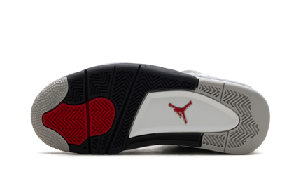 Witte Air Jordan 4 Retro GS sneakers met cementkleurige details en witte leren bovenkant, zichtbaar in de afbeelding